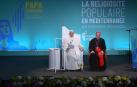 El obispo de Ajaccio, Francisco Javier Bustillo, este domingo junto al papa Francisco en Córcega