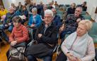 Vecinos asistentes al consejo de barrio celebrado en la casa de cultura de Estella