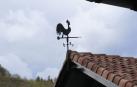 Silueta de un gallo en una veleta de Etxalar