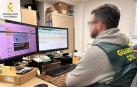Un agente de la Guardia Civil trabaja con su ordenador para esclarecer delitos informáticos /