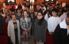 Liz Ivett Meléndez (izda.) y Clea Yenipher (gafas), con representantes intitucionales, a su llegada al salón del centro