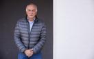 En 'Relatos de un mundo extraño', el autor mezcla temas como el amor o el oficio de escribir con una fuerte crítica social y política.