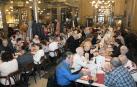 En la comida navideña en el Café Iruña han participado 86 comensales, 69 de ellos residentes de los apartamentos para mayores