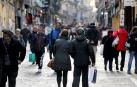 Varias personas, en una calle comercial del centro de Pamplona