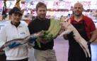 Fabiola de la Rosa Espinal (Pescadería Sofía), Javier Bermejo Garcés (Frutas y Verduras Bermejo) y Jaime Erroz Erburu (Carnicería Yerro), en el Mercado del Ensanche