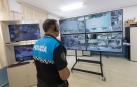 Un agente revisa las imágenes de las cámaras en la comisaría de la Policía Local