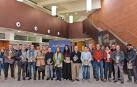 Foto de familia de los asistentes a la presentación este viernes del nuevo número de Conocer Navarra en la casa de cultura de Peralta, protagonista del reportaje principal