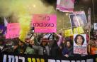 Varias personas se concentran en Tel Aviv pidiendo el cese del alto el fuego /