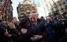 Joseba Asiron (EH Bildu) se abraza con un simpatizante tras la moción de censura del 28 de diciembre de 2023 que desalojó a Cristina Ibarrola (UPN) de la alcaldía