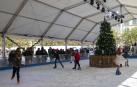 En el Paseo Sarasate está abierta la pista de hielo.