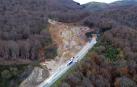 Imagen aérea del desmonte que se está efectuado en la ladera derecha, sentido Irún, próxima a la boca sur del túnel de Belate para ganar espacio