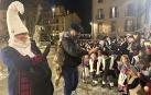 Olentzero y Mari Domingi saludan en la plaza de San Martín, donde tuvo lugar la despedida entre una traca de fuegos artificiales y una chocolatada compartida