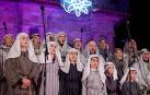 Los Pastores de Belén, con mayores y zagales, durante el Pregón de Navidad en la plaza Consistorial el viernes día 20