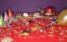 Restos de una fiesta de cotillón. Serpentinas, gorros, confeti y matasuegras, por el suelo