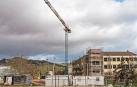 Las grúas que construyen la residencia de mayores en Oncineda, donde conectará la pasarela