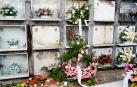 Vista de la lápida donde yacía el ataúd de la madre del hombre detenido en Avilés el pasado sábado, tras extraerlo del cementerio de La Carriona