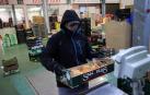 Un hombre pesa una caja de tomates