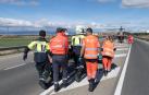 Bomberos, agentes de Policía Foral y sanitarios trasladan a un herido a un helicóptero