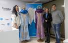 De izda. a dcha.: Verónica Gormedino, Chus González y Óscar Vidorreta, junto a los vestidos de los ángeles