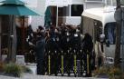Agentes anticorrupción, ante la vivienda del presidente imputado Yoon Suk- yeol