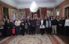 Foto de familia de la entidad galardonada, la Asociación de Amigas y Amigos del Sáhara,  junto a miembros de la Corporación y del jurado