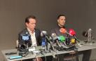 El agente David Carro (izquierda) y el jugador de baloncesto Thomas Heurtel (derecha) en la rueda de prensa en el Grand Hyatt de Barcelona para explicar el no fichaje por el Barça