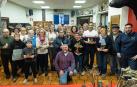 Premiados, participantes y organizadores posan juntos en la sede de la Peña La Teba