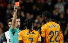 El colegiado Soto Grado muestra tarjeta roja al delantero brasileño del Real Madrid, Vinicius Junior (i)