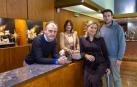De izquierda a derecha: Ángel Diestro Fernández, Montse Lainez Visanzay (empleada de la tienda de Tudela), Ana Diestro Fernández, y el hijo de esta Martín Rosell Diestro.