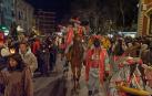 El Rey Baltasar saluda a los asistentes a la cabalgata del año pasado en Estella