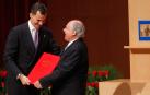El entonces Príncipe Felipe entrega el premio a Manuel Elkin Patarroyo en la ceremonia de los Premios Príncipe de Viana 2011