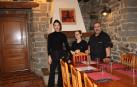 Al frente de Taberna Perutxena está Juan Mari Intxausti. Lo atiende junto con Alba Góngora y  Analid Patiño (en medio)