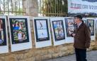 Imagen de varias pancartas colocadas por familitares de los rehenes secuestrados por Hamás durante una protesta junto a la residencia del primer ministro, Benjamin Netanyahu, en Jerusalén