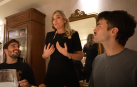 Lourdes Rekondo, en el centro de la imagen, explica a Peldanyos (izda.), uno de los platos del menú del restaurante Rekondo