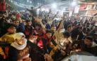 Alegría desbordada en Deir al Balah, en Gaza, donde miles de palestinos salieron a la calle a celebrar la noticia