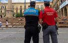 Dos agentes de policía vigilan la zona de la plaza de Navarra en Tafalla en una imagen de archivo /