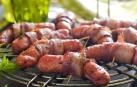 Salchichas con bacon, a la brasa