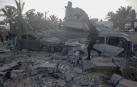 Un palestino camina entre escombros en Deir al-Balah, en Gaza
