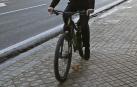 Un ciclista circula por la acera en la cuesta del Labrit