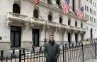 El periodista Álvaro Beristain Perelló, ante el edificio de la Bolsa de Nueva York
