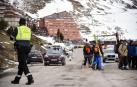 Fotos de los equipos médicos y de emergencias en la estación de Astún (Aragón) tras el accidente de un telesilla que ha causado varios heridos.