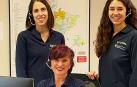 De izda. a dcha.. Nuria Cía, Marina Murcia y Amaya Falguera, tras de las empleadas que atienden el servicio /