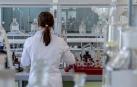 Un científica trabajando en el laboratorio