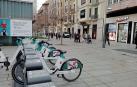 Bicicletas municipales con las pegatinas llamando a la manifestación de GKS en una de las bases de Carlos III.