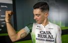 Iuri Leitao enseña el tatuaje con un velódromo con el arcoíris en su brazo derecho