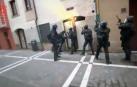 La Policía Foral ha detenido en la calle Tejería de Pamplona a un hombre de 43 años y una mujer de 51, a los que se les imputa un delito contra la salud pública por tráfico de drogas. Los hechos se iniciaron cuando la Policía Foral tuvo conocimiento por quejas vecinales de que en el bajo de un inmueble se producían molestias por un trasiego continuo de personas para adquirir supuestamente sustancias estupefacientes.