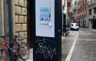 Mupi, pintado y con un cartel en papel sobre la pantalla, curiosamente anunciando una actividad patrocinada por el propio ayuntamiento.