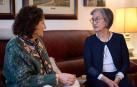Mª Luisa Zapatero (dcha), usuaria del medallón, con Carmen Maeztu