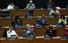 Miembros del Gobierno foral, en primer plano, durante el pleno de este jueves en el Parlamento