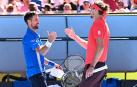 Novak Djokovic choca su mano con Alexander Zverev tras comunicarle su abandono de la semifinal del Abierto de Australia